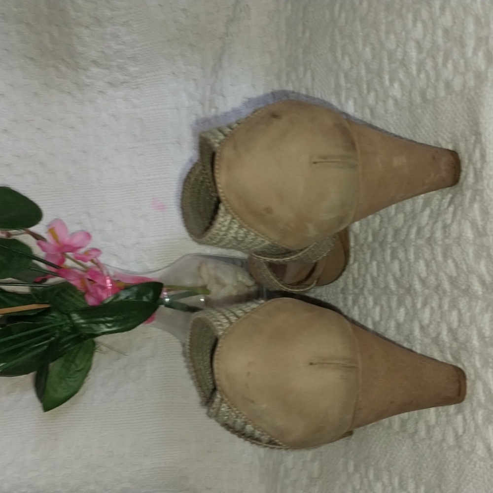 Stuart Weitzman Size 7 and Tan